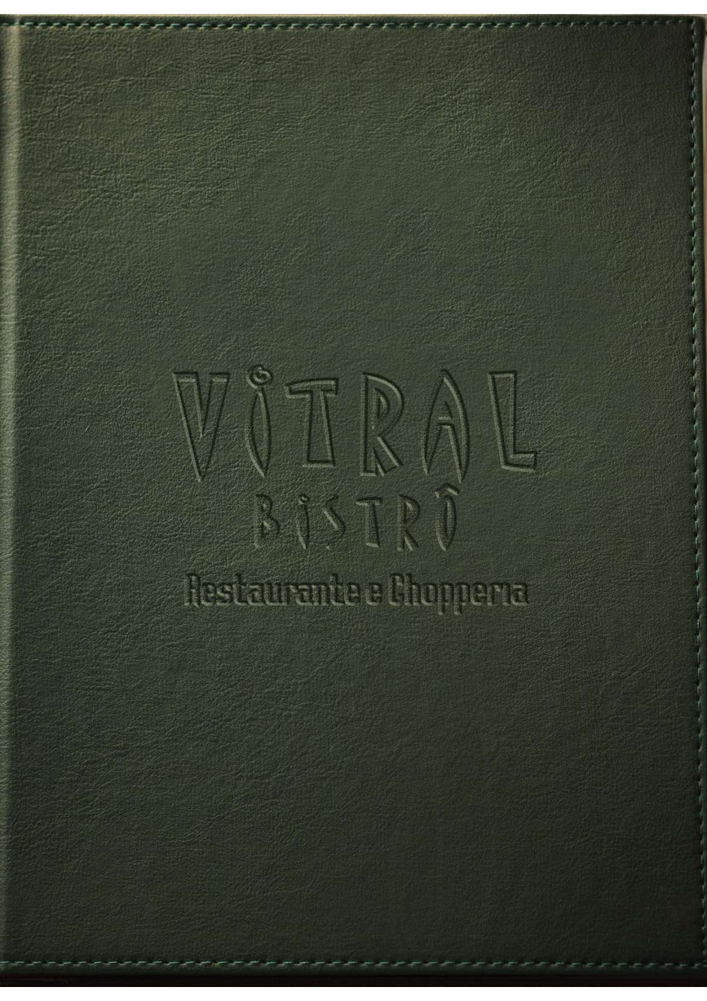 Capa do cardápio em couro verde, com o nome Vitral Bistrô em relevo.